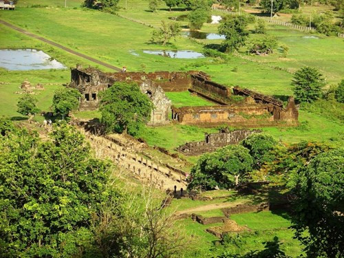 Các nhà khảo cổ học cho rằng, thời kỳ đó đã từng tồn tại một con đường nối Wat Phou với kinh đô Angkor của đế chế Khmer, cách đó khoảng 100 km.
