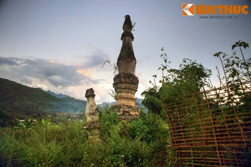 Các ngọn tháp đều được xây bằng gạch vồ màu đỏ được gắn kết với nhau bằng vôi, cát, và mật. Các họa tiết hoa văn được làm bằng vữa đắp nổi, nhiều chỗ gắn thêm vào những hình đất nung trang trí.