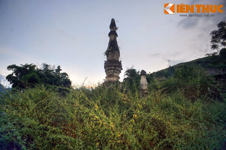 Theo lời kể của các vị cao niên, vào đầu thế kỷ 20 trong khuôn viên quanh khu vực xây tháp còn có chùa và các sư ở, ngày ngày trông nom các ngọn tháp. Tuy nhiên hiện nay chỉ còn lại dấu tích nền chùa bị bao phủ bởi các loài cây dại.