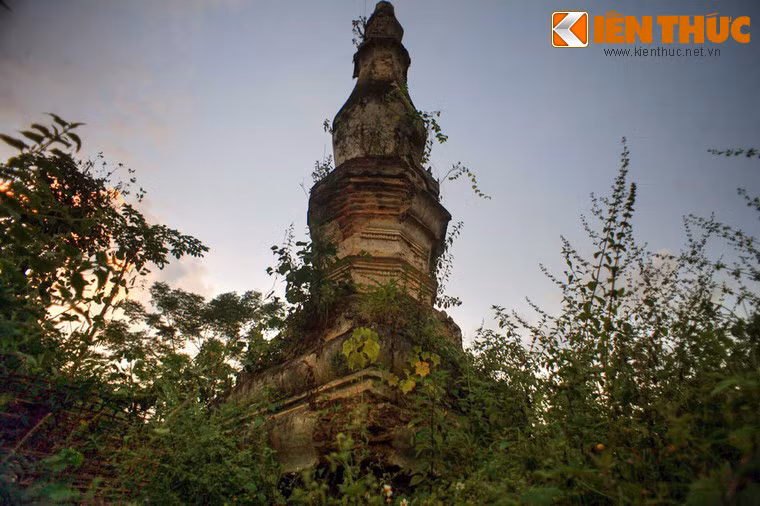 Tháp to cao 13 m, chia làm 4 tầng, thu nhỏ dần về phía trên, được trang trí hoa văn đắp nổi hình voi, hổ, tượng vũ nữ nhảy múa, lá đề uốn theo hình mây, hoa văn hoa cúc, hoa chanh cách điệu...