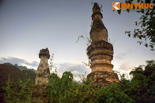 Tháp được xây trên một quả đồi tự nhiên cách bờ suối Nậm Húa (phần đầu nguồn của dòng sông Mã) khoảng 300m, gồm một quần thể 5 tháp, một tháp to ở giữa và 4 tháp con ở 4 cạnh (hiện chỉ còn lại 1 tháp con).