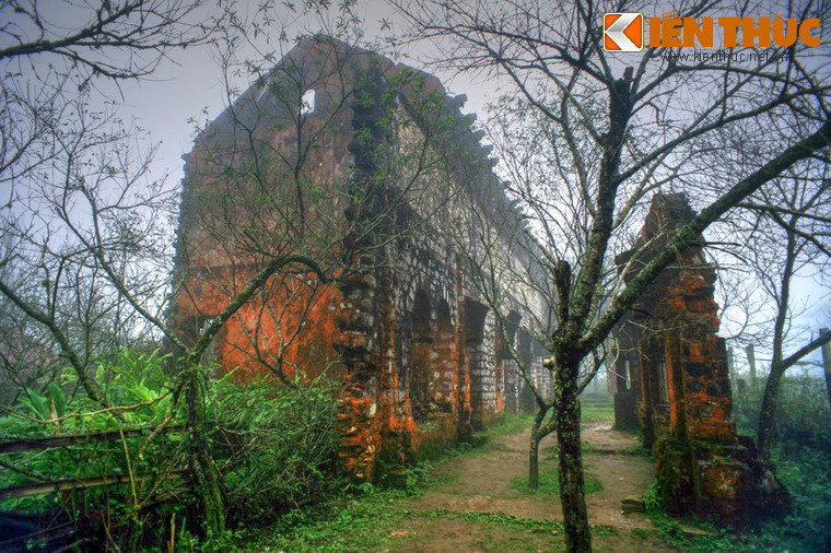 Được xây bằng đá theo kiến trúc Pháp, tu viện là một nhà tòa nhà 5 gian, 3 tầng, trong đó có một tầng hầm dưới lòng đất - là chỗ ở, sinh hoạt của các nữ tu. Bên phải của toà nhà còn có một gian mở rộng, có thể là khu bếp hoặc kho cất trữ nơi cất giữ lương thực thực phẩm, đồ dùng...