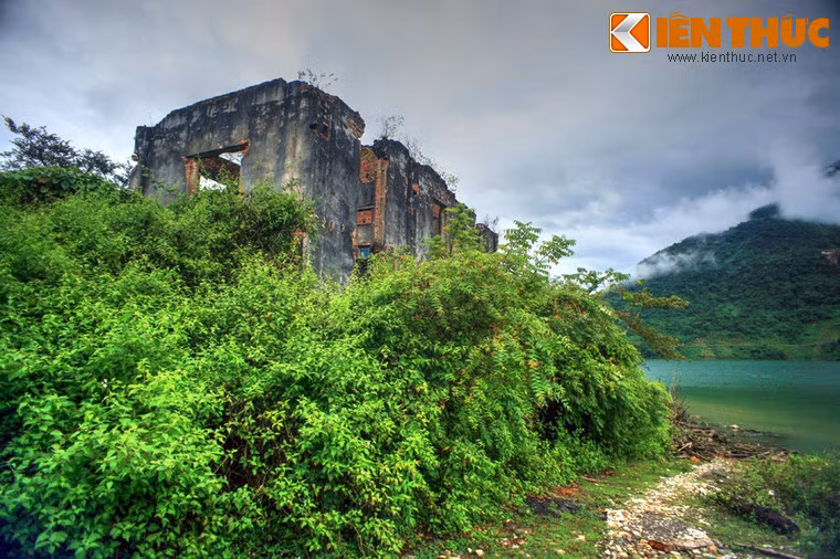 Khu dinh thự được xây dựng từ năm 1916 - 1918, với khu nhà chính được xây 2 tầng trên một nền đất cao được gia cố bằng đá hộc.