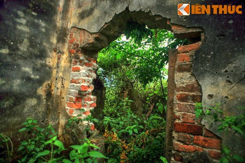 Sau thất bại của thực dân Pháp ở trận Điện Biên Phủ năm 1954, Đèo Văn Long bay bằng trực thăng về Hà Nội rồi sau đó trốn sang Lào và tị nạn ở Pháp đến hết đời. Ngay sau khi Đèo Văn Long bỏ chạy, người dân trong vùng đã kéo đến phá hủy khu dinh thự của vị cựu lãnh chúa.