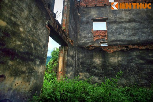 Trở lại với lịch sử. Sau khi chiếm được Lai Châu, thực dân Pháp dựng chúa Thái Đèo Văn Trị, sau này được người con Đèo Văn Long nối nghiệp, cai quản Khu tự trị Thái ở Liên bang Đông Dương (chiếm phần lớn vùng Tây Bắc hiện nay). Khi cầm quyền, Đèo Văn Long đã bóc lột thậm tệ và đàn áp tàn bạo người dân trong khu vực.