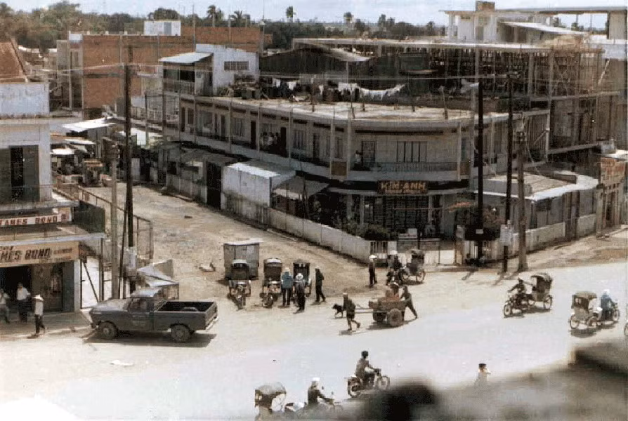 Các loại hình phương tiện giao thông đa dạng ở Cần Thơ năm 1970: Xe máy, ô tô, xe lôi, xe kéo tay...