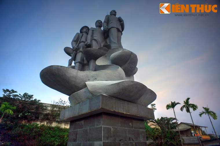 Cách không xa khu lăng mộ cụm tượng đài 5 nhân vật tiêu biểu của phong trào khởi nghĩa Yên Bái, gồm Nguyễn Thái Học, Nguyễn Khắc Nhu, Phó Đức Chính, Ngô Hải Hoằng và Nguyễn Thị Giang.