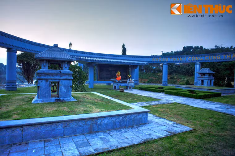 Trung tâm của khu mộ là 2 ngôi mộ tập thể, xây hình chữ nhật đặt trên 4 trụ vuông, lát đá hoa cương đen, cao chừng 1m. Hai lăng mộ cách nhau chừng 7m. Đây là nơi lưu giữ hài cốt của 17 yếu nhân trong cuộc khởi nghĩa Yên Bái bị thực dân Pháp xử chém năm 1930.