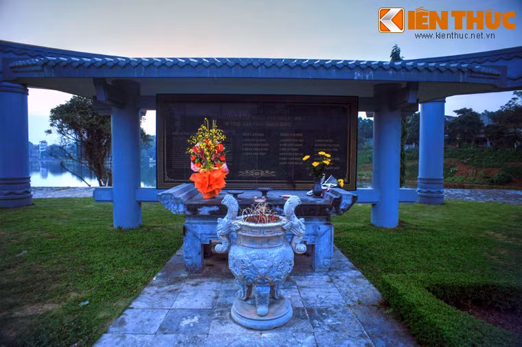Giữa hai ngôi mộ là hương án và một bảng vàng lưu danh 17 vị anh hùng.