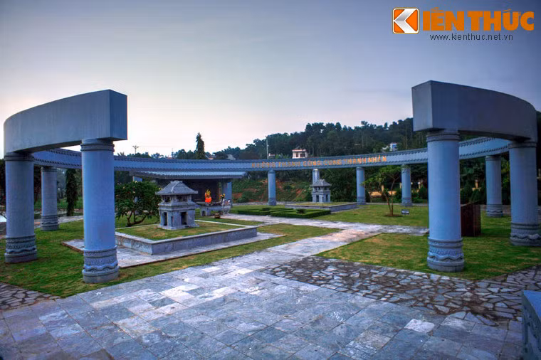 Bao quanh phần mộ là 17 trụ cột to, tròn, cao 5m tượng trưng cho 17 vị anh hùng nghĩa sĩ bị xử chém. 17 cột này được nối với nhau bằng một vòng tròn khuyết.