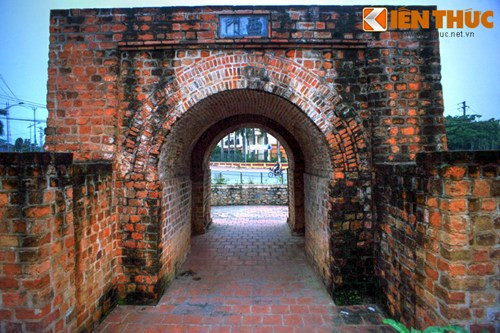 Được nhà Mạc dựng từ cuối thế kỷ 16 trong thời chiến tranh Lê Mạc, thành cấu trúc theo kiểu hình vuông, mỗi bề tường dài 275 m, cao 3,5 m, dày 0,8 m, diện tích 75.625m2. Ở giữa mỗi mặt thành có một cổng vòm bán nguyệt. Bao bọc tường thành là một lớp hào sâu ngập nước.