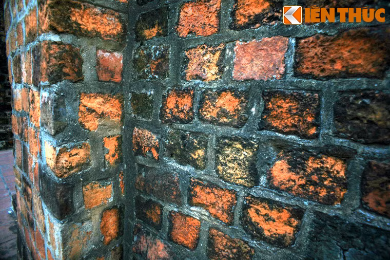 Theo đó, việc trùng tu đã khiến công trình biến dạng, mất đi vẻ cổ kính. Hầu như toàn bộ cây cổ thụ, các dấu tích rêu phong của hơn 400 năm lịch sử in dấu trên các bức cổ thành đã bị gọt mất do hóa chất diệt cây dại. Thay vào đó là những kiến trúc mới, chát bằng gạch vữa trắng toát.