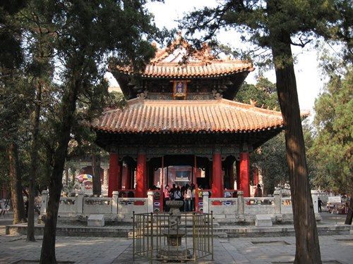 Khổng Miếu có chiều dài từ Nam tới Bắc hơn 1.000m, diện tích gần 100.000 m2, với hơn 500 gian nhà. Đây là công trình có quy mô chỉ xếp sau cụm kiến trúc cổ Cố cung Bắc Kinh, được coi là chuẩn mực của kiến trúc đền miếu cổ Trung Quốc.