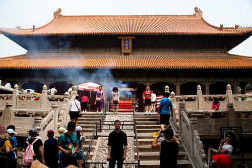 Quần thể kiến trúc của Khổng Miếu được thiết kế theo quy cách kiến trúc cao nhất của xã hội phong kiến Trung Quốc, tức bố cục kiến trúc kiểu hoàng cung.