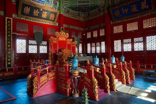 Khổng Tử (551 – 479 TCN) là một nhà tư tưởng, nhà triết học xã hội nổi tiếng trong lịch sử Trung Quốc. Các bài giảng và triết lý của ông có ảnh hưởng rộng lớn đối với đời sống và tư tưởng của các nền văn hóa Đông Á. Người Trung Quốc đời sau đã tôn xưng ông là Vạn thế Sư biểu (Bậc thầy của muôn đời).