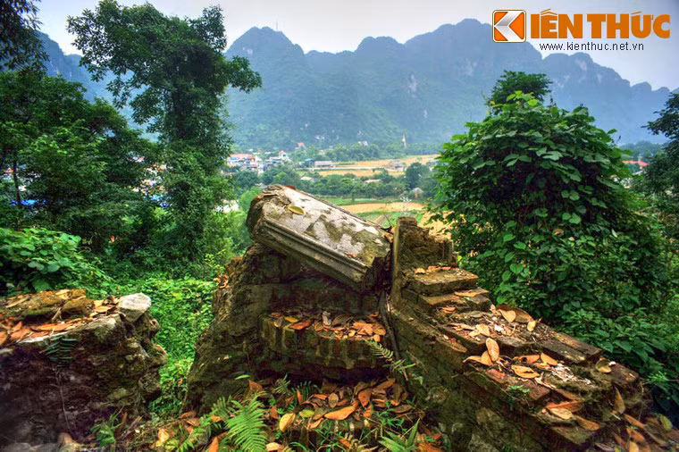 Tháng 8/1943, 100 tù chính trị từ nhà tù Sơn La bị đưa về nhà tù Chợ Chu. Trong nhà tù đã thành lập chi bộ Cộng sản với 15 đảng viên do đồng chí Trần Danh Tuyên, Song Hào là bí thư. Ảnh: Một góc tường đổ nát của nhà tù.