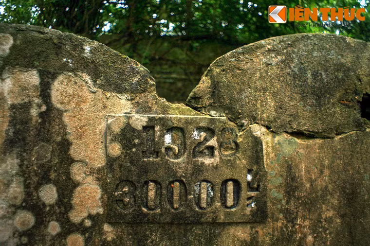 Sau năm 1945, nhà tù Chợ Chu chấm dứt hoạt động và bị bỏ hoang. Trong những thập niên sau đó, sự tác động của thiên nhiên và con người khiến các công trình dần dần xuống cấp và hủy hoại. Ảnh: Tấm bảng ghi năm 1928 trên thành bể nước.