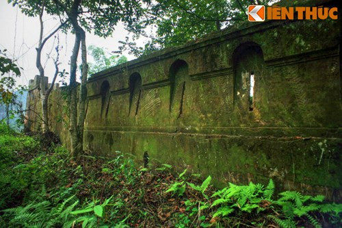 Nhà tù này được thực dân Pháp cho xây dựng từ năm 1916, ban đầu có quy mô nhỏ với các ngôi nhà giam làm bằng tre, gỗ, lợp lá đơn sơ. Năm 1942, nhà tù được xây dựng lại bằng gạch, đá, xi măng kiên cố, có thể giam giữ cùng lúc 200 tù nhân. Ảnh: Tường bao quanh nhà tù với các lỗ châu mai.