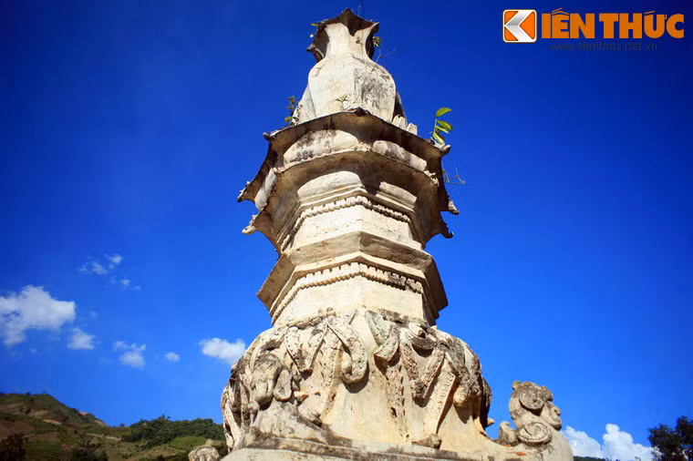 Về tổng thể, tháp cao 10,5m, được xây dựng bằng gạch và vôi vữa mật, nhỏ dần từ dưới lên trên. Bố cục kiến trúc và các họa tiết trang trí trên thân tháp có nhiều nét tương đồng với tháp Mường Luân, với các hình ảnh chim muông, hoa lá cách điệu.