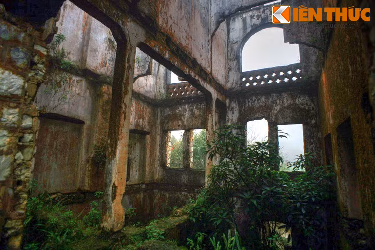 Trong thời gian hoạt động ngắn ngủi, đây từng là nơi tu hành của 12 nữ tu theo dòng tu khổ hạnh của Hội thánh Kito lưu lạc đến xứ đạo Lào Cai của thuộc địa Đông Dương.