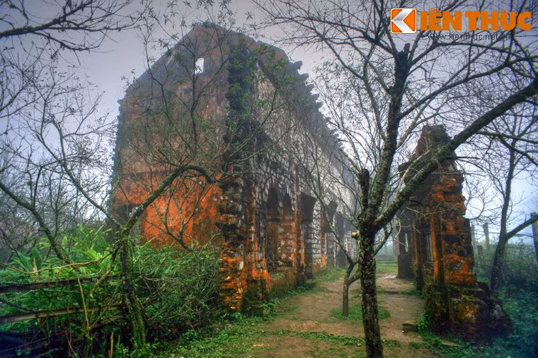 Tu viện này được khởi công xây dựng vào tháng 10/1942, nhưng việc thi công đã bị bỏ dở do những biến động chính trị năm 1945. Tu viện trở nên hoang phế kể từ đó đến nay.