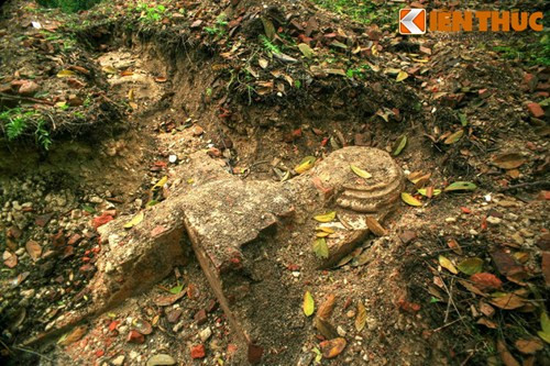 Ngày nay, nhà tù Chợ Chu chỉ còn là một phế tích với phần lớn công trình đã bị đổ nát hoặc chỉ còn lại phần nền móng. Ảnh: Tàn tích nền móng khu nhà của lính khố xanh.