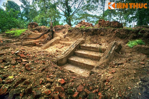 Ngày 27 và 28/8/1922, tù nhân ở nhà tù Chợ Chu đã nổi dậy phá nhà tù, chiếm bưu điện, cướp vũ khí chống lại giặc Pháp. Phải rất vất và, quân Pháp mới khôi phục lại được trật tự. Ảnh: Tàn tích nhà quan cai.