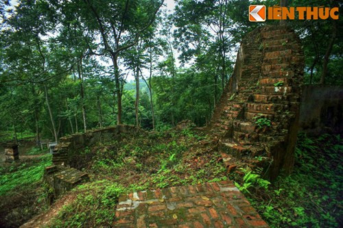 Các hạng mục chính của nhà tù gồm khu nhà giam, hầm cầm cố, trại lính, nhà chỉ huy, bốt canh, sân tập của binh lính, nhà kho... Ảnh: Tàn tích của một bốt canh.