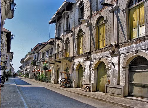 Bên cạnh đó, Vigan còn có nhiều những công trình kiến trúc công cộng cho thấy sự ảnh hưởng đa văn hóa của vùng đất này. Ví dụ như nhà thờ St Paul, cung điện của Đức Tổng giám mục, Nhà thờ Công giáo hay khu Nghĩa trang…đều mang hơi hướng kiến trúc Châu Âu.