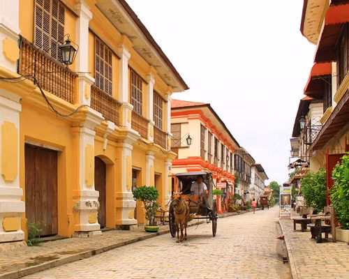 Từ cuối thế kỷ 17, thị trấn Vigan được tiếp tục thay đổi diện mạo khi được thực nghiệm kiểu kiến trúc mang yếu tố văn hóa truyền thống kết hợp với kỹ thuật xây dựng tiên tiến của người Tây Ban Nha.