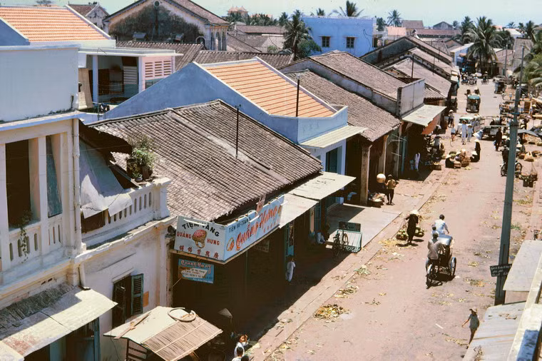 Một đường phố sau buổi họp chợ sáng.