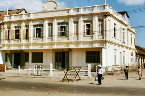 Tòa nhà của nhân viên trạm truyền tín hiệu Decca Navigator của Mỹ.