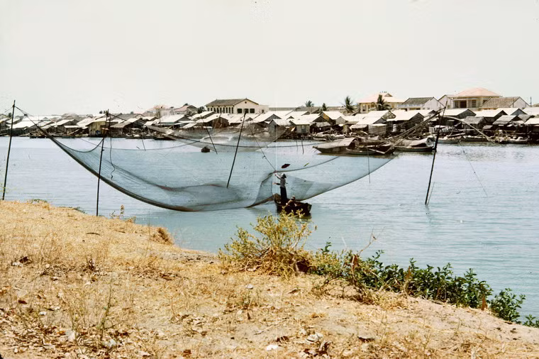 Một góc Phan Thiết nhìn từ bờ sông Cà Ty. Hình ảnh do cựu binh Mỹ John Hansen thực hiện năm 1965.