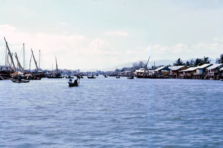 Toàn cảnh đoạn sông Cà Ty chảy qua Phan Thiết.