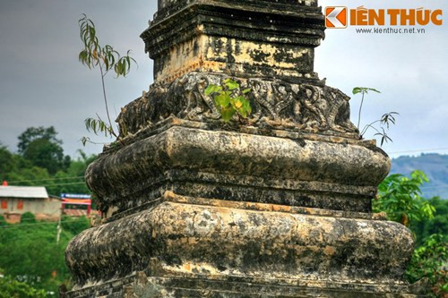 Họa tiết đặc sắc nhất của tháp là hình rồng được đắp nổi chạy quanh thân tháp, tạo thành các hình số tám kép, đem lại cho tháp vẻ uy nghi cũng như vẻ đẹp tinh xảo.