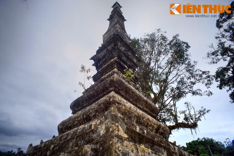 Về kiến trúc, tháp Mường Luân có mặt cắt hình vuông, thon dần lên cao. Thân tháp cao 15,5m, xung quanh đắp nổi các hoạ tiết cách điệu gồm chim bay, rồng cuốn, quả trám, cánh sen, lưỡi mác, mặt trời...