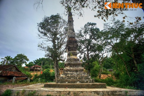 Tiếc rằng, biến thiên của lịch sử khiến tháp Mường Luân đã bị xuống cấp nghiêm trọng. Toàn bộ ngọn tháp nghiêng về phía Đông Bắc, dưới chân tháp nhiều chỗ bị xói lở. Cách đây chừng 50 năm, bên phải toà tháp còn có một ngôi chùa với nhiều pho tượng quý, nhưng giờ đây đều đã không còn.