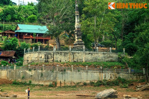 Vị trí xa xôi hẻo lánh cũng khiến tháp Mường Luân hầu như không được khách du lịch biết đến. Từ TP Điện Biên, để đến được tháp phải vượt gần 100km, trong đó non nửa là đường đèo dốc hiểm trở, gập ghềnh sỏi đá, dân cư thưa thớt...