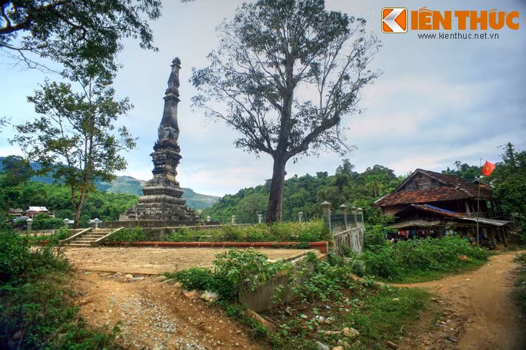 Tương truyền, tháp được những người Việt và người Việt gốc Lào chung tay xây dựng vào thời Lê. Cụ thể là vào năm 1569, triều đình Miến Điện đem quân tấn công đất nước Ai Lao (Lào ngày nay). Vì loạn lạc chiến tranh, một số cư dân Lào đã di dân sang vùng Tây Bắc của Đại Việt.