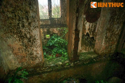 Có thể cảm nhận dấu ấn của thời gian qua những bức tường loang lổ rêu phong.