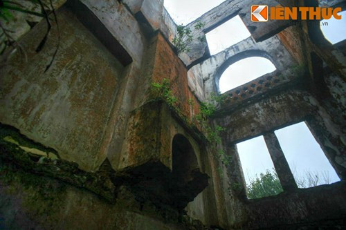 Toàn bộ công trình hiện nay không còn phần mái.