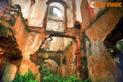 Sau hơn nửa thế kỷ bị bỏ hoang, giờ đây tu viện Tả Phìn khoác lên mình một dáng vẻ bí ẩn, huyền hoặc và cuốn hút lạ thường.