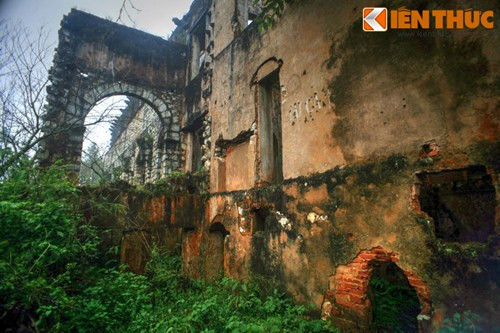 Được xây bằng đá theo kiến trúc Pháp, tu viện là một nhà tòa nhà 5 gian, 3 tầng, trong đó có một tầng hầm dưới lòng đất - là chỗ ở, sinh hoạt của các nữ tu. Bên phải của toà nhà còn có một gian mở rộng, có thể là khu bếp hoặc kho cất trữ nơi cất giữ lương thực thực phẩm, đồ dùng...