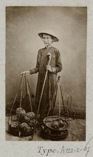 Cụ bà bán dứa.