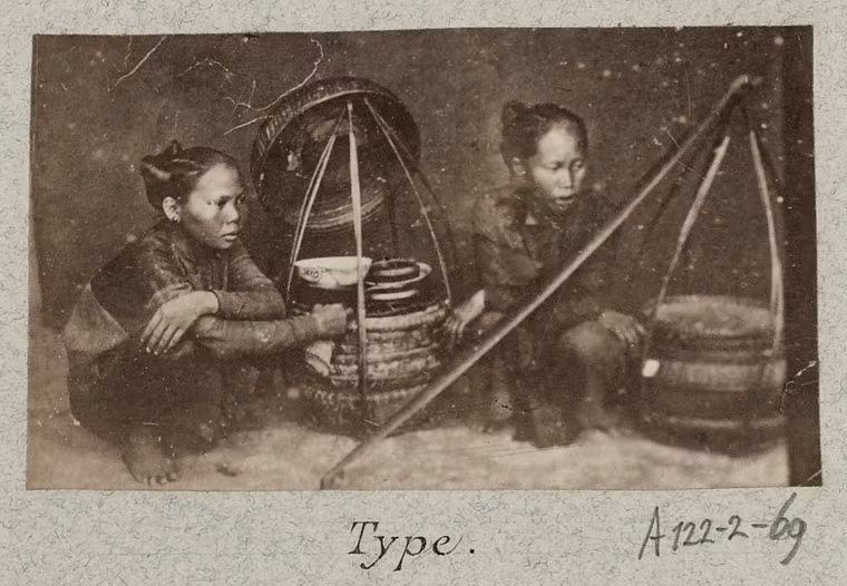 Những người phụ nữ bán đồ ăn vỉa hè.