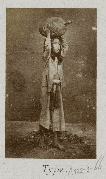 Em bé và quả mít.