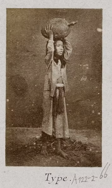 Em bé và quả mít.