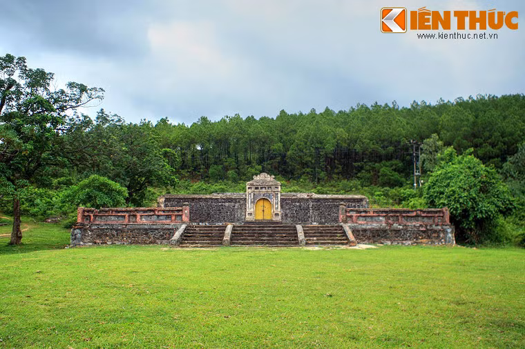 Trên địa bàn làng Cư Chánh, xã Thuỷ Bằng, TP Huế có ột khu lăng mộ đồ sộ được gọi là lăng Cơ Thánh. Đây chính là lăng của ông Nguyễn Phúc Luân (1733 - 1765) - cha đẻ của Gia Long, vị hoàng đế đầu tiên của nhà Nguyễn trong lịch sử Việt Nam.