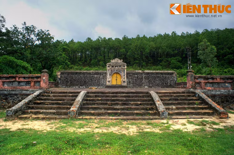 Khu lăng mộ tọa lạc trên đồi, lưng tựa núi, trước mặt có sông Hương làm "tự thuỷ", hai bên có núi chầu làm thế "tay ngai" (tả long hữu hổ) theo quan niệm phong thủy thời xưa.