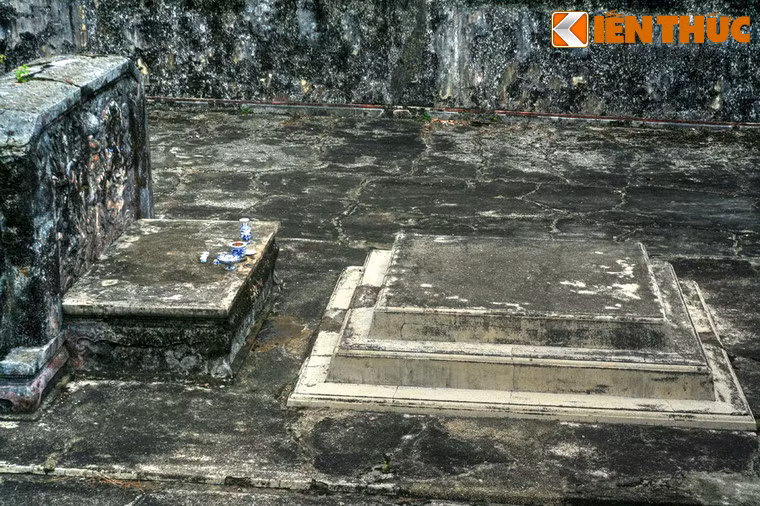 Lăng Cơ Thánh còn được dân gian gọi là lăng Sọ, vì tương truyền dưới nấm mộ chỉ có hộp sọ của ông Nguyễn Phúc Luân mà không có các phần hài cốt khác.